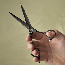 Leaf 'Black Edition' Scissor 5.5 - Partner Brands | L'Oréal Partner Shop